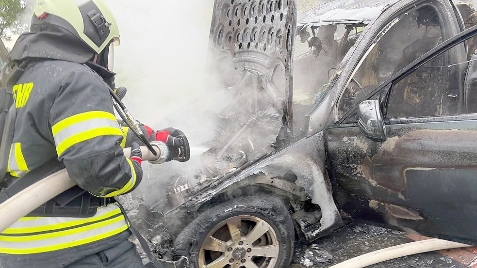 Die Feuerwehr löschte am Samstag einen Autobrand in Aurich. Foto: Simon Rieks/Feuerwehr Middels