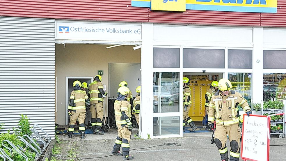 Feuerwehrleute sicherten in Jemgum die Einsatzstelle nach dem Unfall. Foto: Bodo Wolters