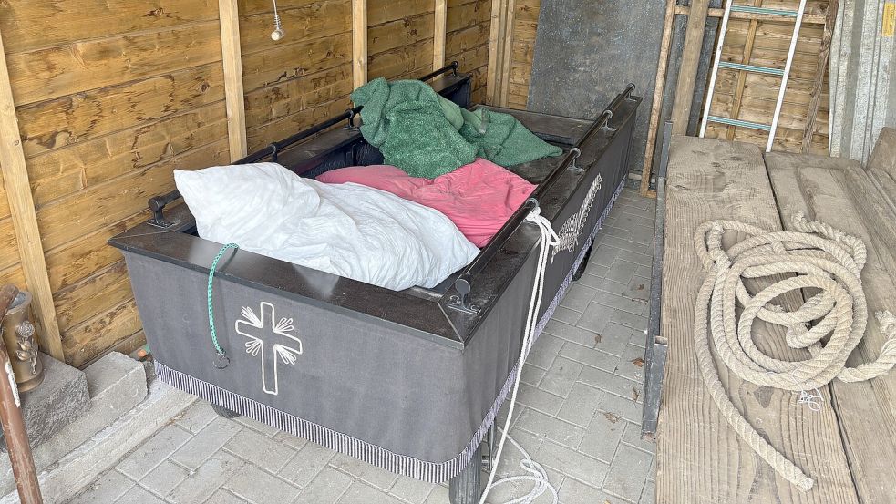 Der Grabwagen, auf dem nach dem Einbruch plötzlich ein weißes und ein rotes Kopfkissen liegen. Foto: Carsten Ammermann