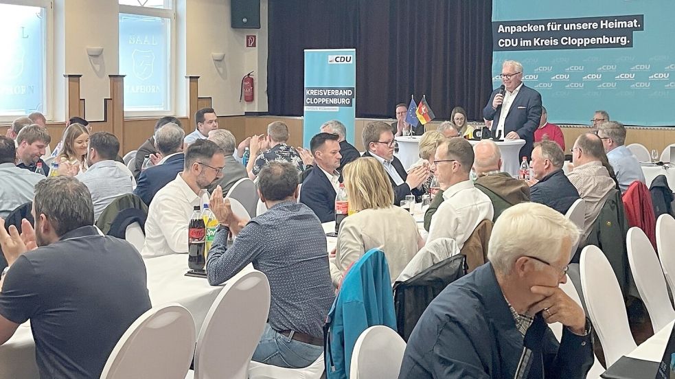 Blick in den Saal Taphorn bei der Delegiertenversammlung des CDU-Kreisverbandes Cloppenburg: Im Hintergrund spricht Kreisvorsitzender Christoph Eilers am Rednerpult, davor sitzen die Delegierten. Foto: CDU