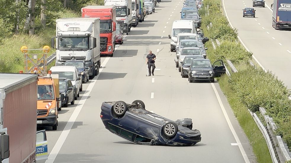 Zu einem Unfall ist es am Donnerstag auf der Autobahn 28 bei Bad Zwischenahn gekommen. Ein Auto landete kopfüber auf der Fahrbahn. Foto: privat