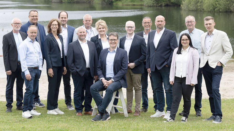 Mit ihrem Bürgermeisterkandidaten Markus Janssen in der Mitte haben sich hier Saterländer Christdemokraten aufgestellt, die bei der Kommunalwahl kandidieren (von links): Bernd Krone, Stefan Flatken, Heribert Block, Kornelia Deddens, Frank Eilers, Daniel Meiners, Marcel Brinkmann, Dagmar Lammers, Markus Janssen, Stefan Meyer, Günther Fugel, Matthias Reens, Diana Spadi, Johannes Block und Linus Heyens. Nicht auf dem Bild sind Marion Erdmann, Daniel Dänekas, Jens Immer, Rainer Fugel, Rene Olliges und Daniel Schulte. Foto: CDU Saterland