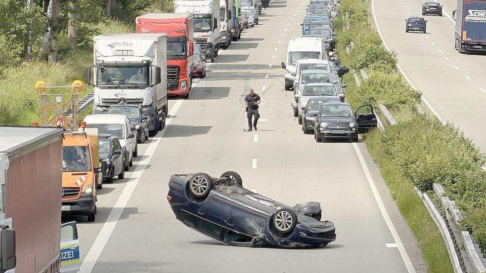 Zu einem Unfall ist es am Donnerstag auf der Autobahn 28 bei Bad Zwischenahn gekommen. Ein Auto landete kopfüber auf der Fahrbahn. Foto: privat