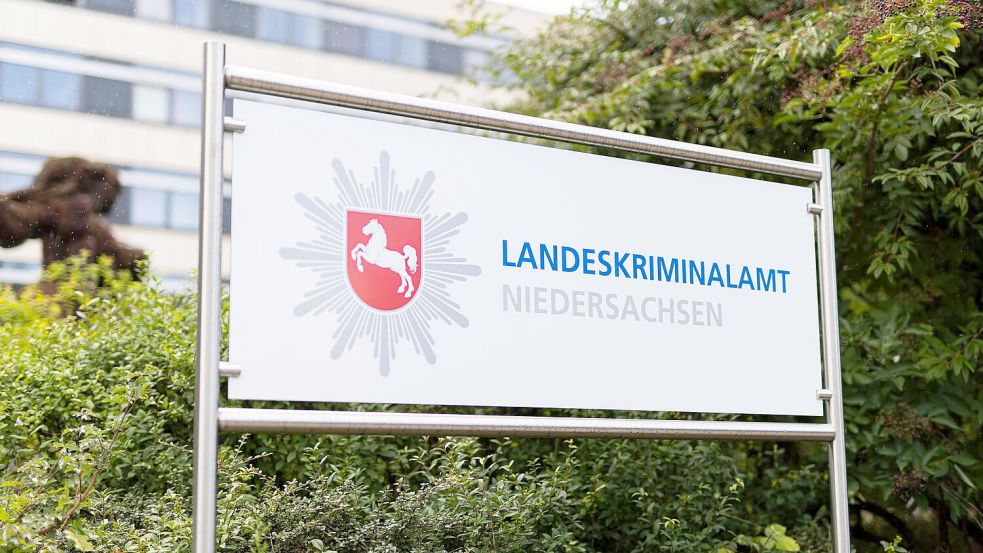 Das Landeskriminalamt Niedersachsen fahndet nach einem verurteilten Mörder. (Archivbild) Foto: Michael Matthey
