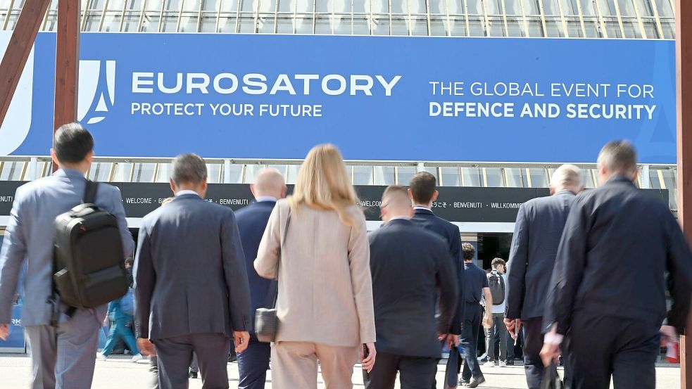 Fünf Tage lang strömten die Besucherinnen und Besucher scharenweise in die Messehallten der Eurosatory. 2028 soll die französische Rüstungsmesse erneut stattfinden. Foto: Wolf von Dewitz/dpa