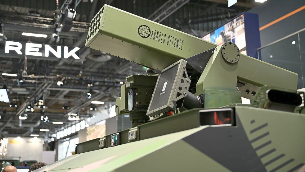 Das Kettenfahrzeug von Patria und Renk war bei der Eurosatory mit einem Anti-Drohnen-Waffensystem bestückt. Foto: Wolf von Dewitz/dpa
