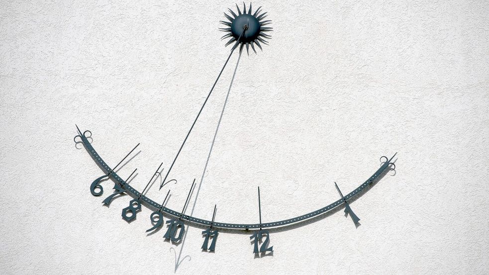 Sonnenuhr und Armbanduhr zeigen nicht exakt dieselbe Zeit. (Archivbild) Foto: Arno Burgi