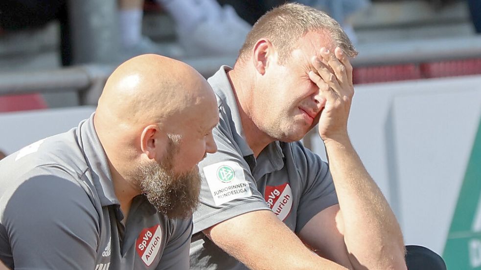 Aurichs Geschäftsführer und Frauen-Trainer Stefan Wilts (rechts) ist von den Rücktritten und Entwicklungen in der 1. Herren völlig überrascht worden, wie er auf Nachfrage sagte. Foto: Helmut Vortanz