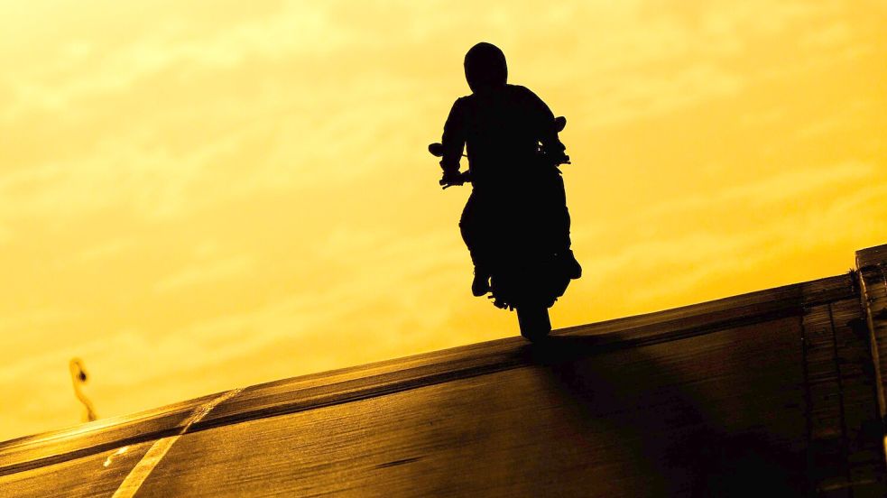 Offenbar ist der verurteilte Mörder Benjamin F. während des Ausgangs auf seinem Motorrad geflohen. Seitdem fahndet das LKA Niedersachsen bundesweit nach ihm. Foto: dpa/Julian Stratenschulte