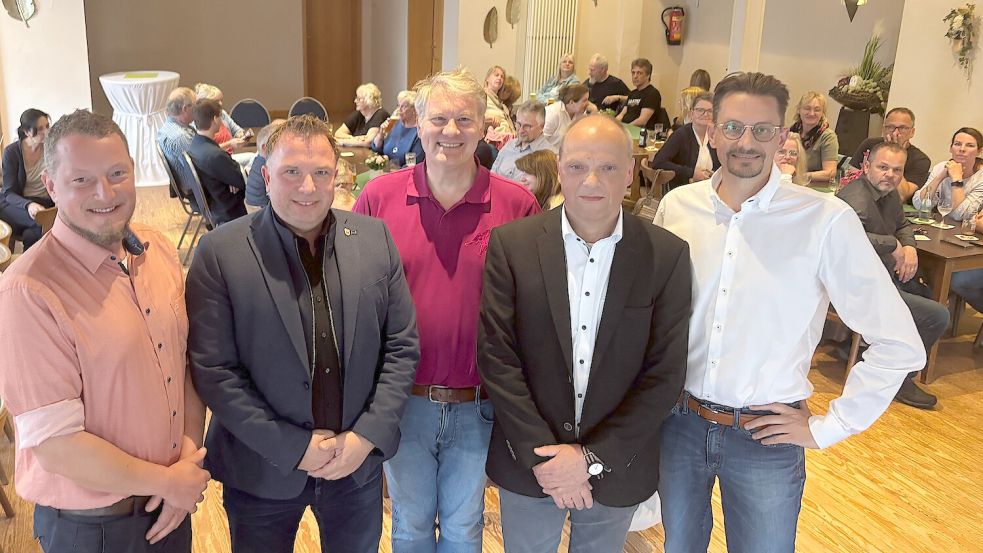 Die Westoverledinger Bürgermeisterkandidaten Janno Schmid (von links), Gerwin Kuhlmann, Thorsten Sinning, Michael Ulrichs und Tammo Lenger stellten sich den Fragen der rund 50 Gäste, die zum „Politischen Stammtisch“ in die Gaststätte Gossling in Ihrenerfeld erschienen waren. Foto: Carsten Ammermann