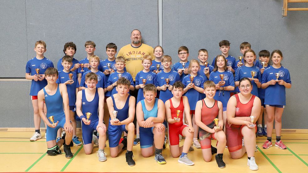 Alle Schülerinnen und Schüler wurden beim Turnier an der FCSO mit Pokalen für ihren Einsatz belohnt. Foto: privat