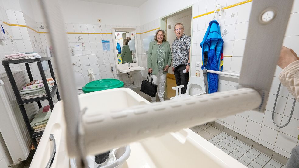 Michael Klausing vom Wohnbereich der Lebenshilfe Leer zeigt der Vorstandsvorsitzenden des Paritätischen Wohlfahrtsverbandes Niedersachsen, Kerstin Tack, ein Pflegebad im Wohnheim am Großen Stein. Foto: Klaus Ortgies