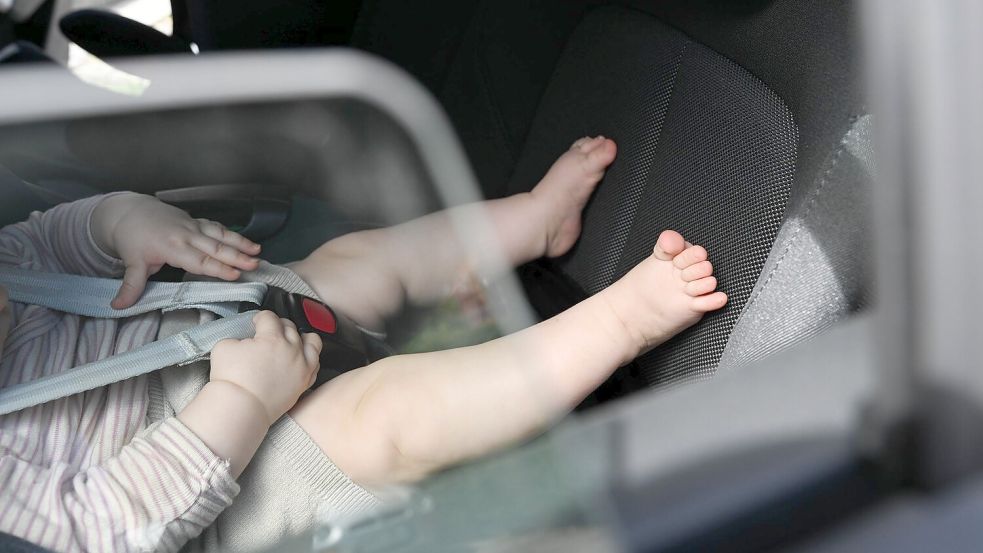 Ein Säugling wurde in Hamminkeln aus einem überhitzten Auto gerettet. (Symbolbild) Foto: Bernd Weißbrod