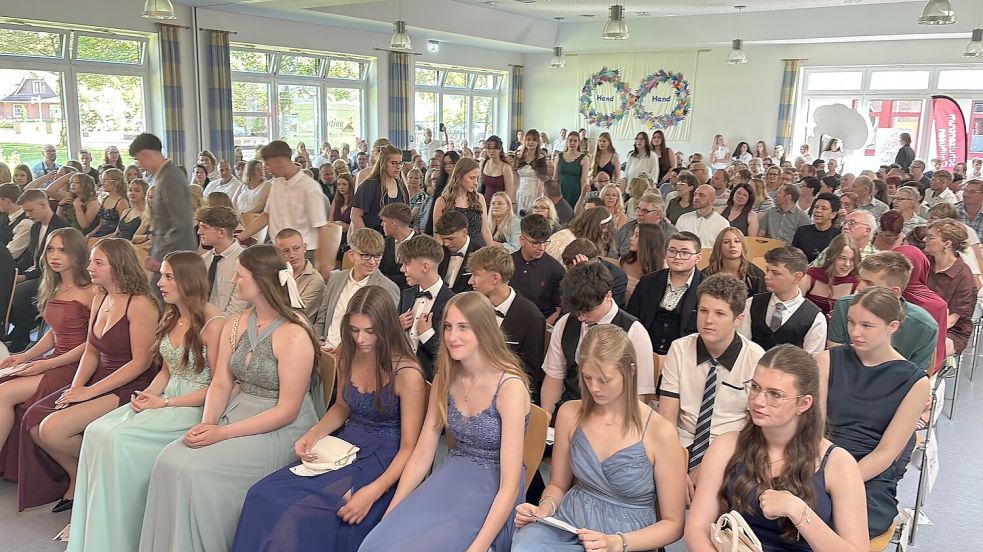 In Collhusen haben die Abschlussschüler in der Aula Platz genommen. Foto: Carsten Ammermann