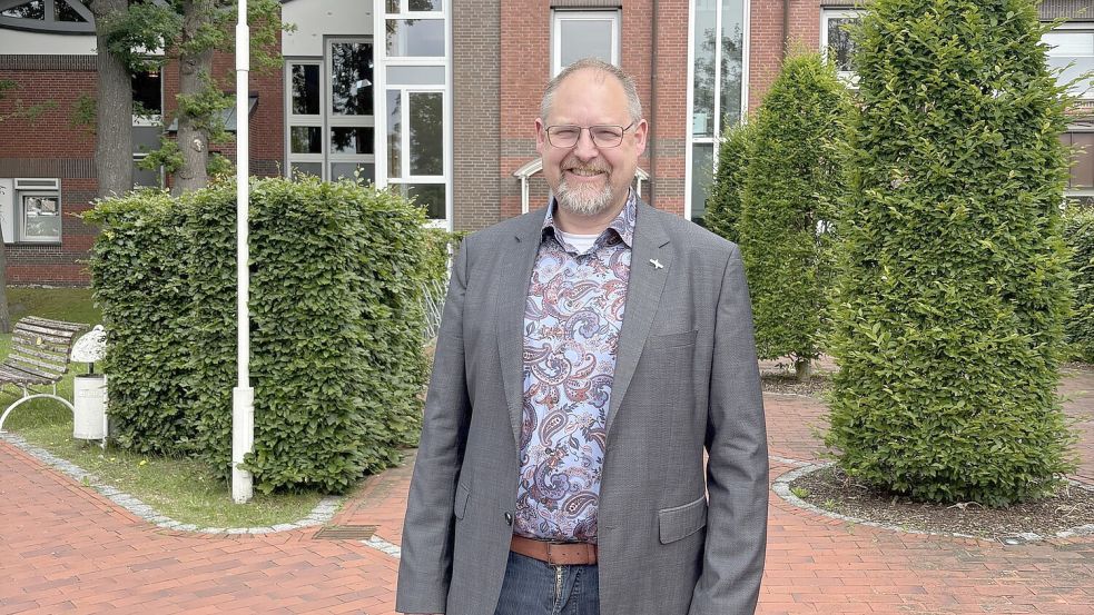 Bürgermeister Thomas Otto, hier vor dem Rathaus in Ramsloh, hat SPD und Grüne frühzeitig darüber informiert, auf eine erneute Kandidatur zu verzichten, teilt der SPD-Gemeindeverband mit. Foto: Horst Kruse
