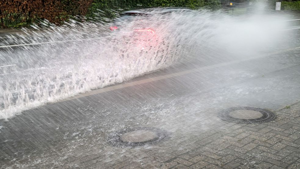 Wenn Wassermassen vom Himmel stürzen, ist die Kanalisation besonders gefragt. Foto: David Ebener/dpa