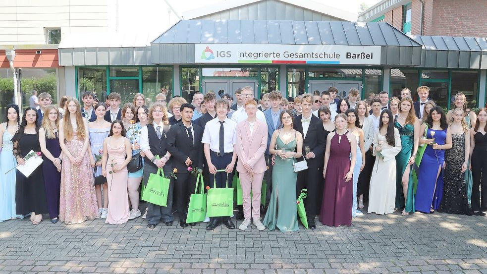 Es ist geschafft: Die Schulzeit ist zu Ende. Die Schülerinnen und Schüler des neunten und zehnten Jahrgangs der IGS Barßel halten ihre Zeugnisse in den Händen. Foto: Hans Passmann