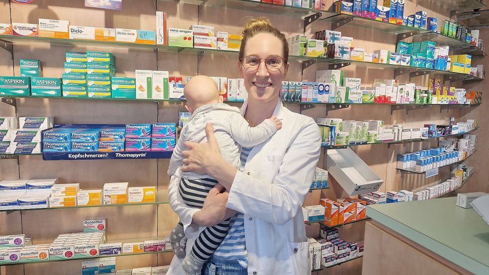 Apothekerin Sarah Adam hat ihre Mitarbeiterinnen teilweise schon nach Hause geschickt, um Überstunden abzubauen, weil kaum Kundschaft kam. Foto: Tatjana Gettkowski