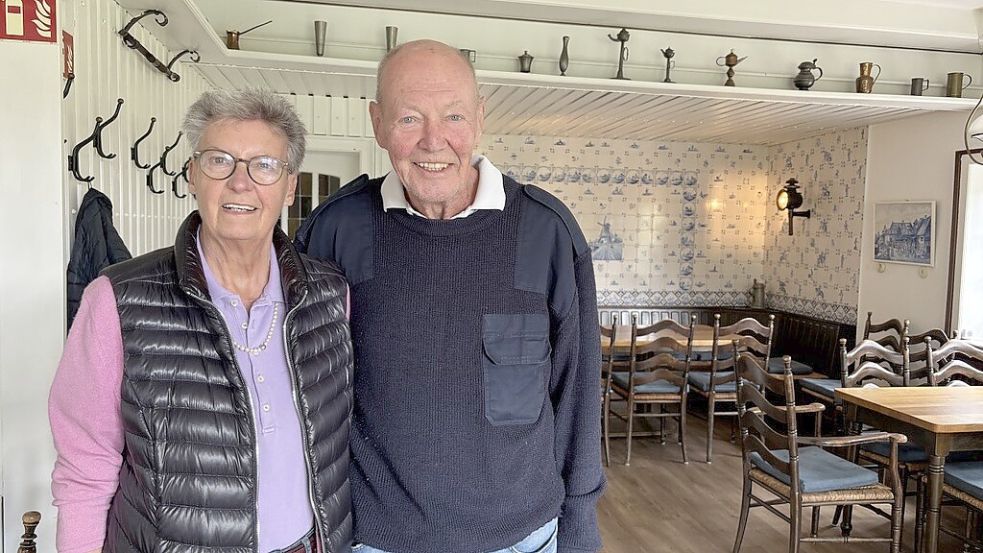 Klaus Hennings-Huep und Ehefrau Claudia vor den Delfter Kacheln im Gastraum des Fährhauses in Mitling-Mark. Foto: Dirk Hellmers