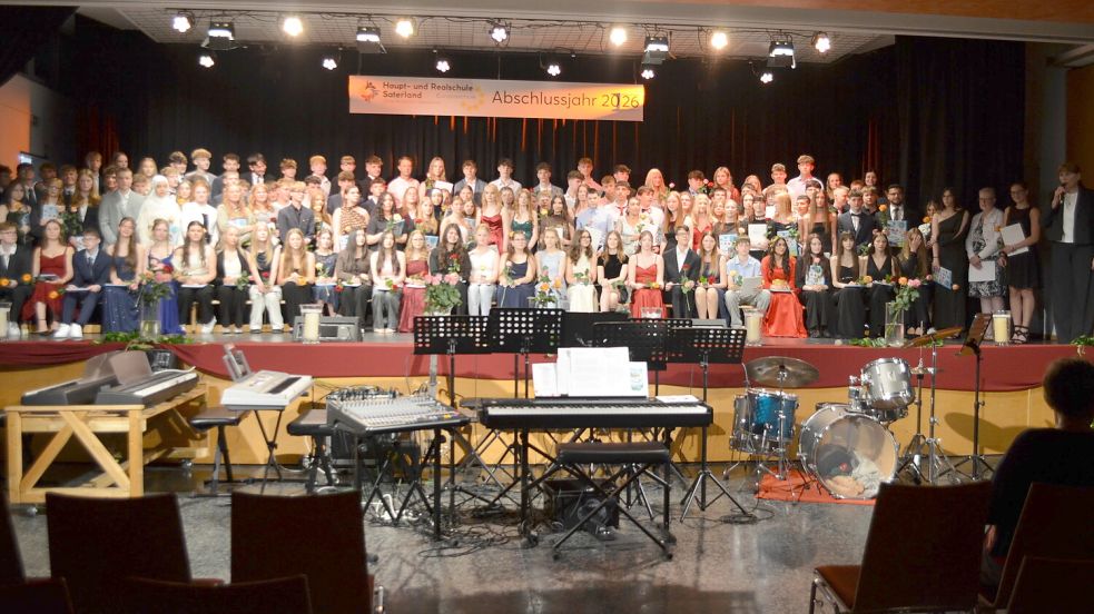 Zum Gruppenfoto stellten sich alle sieben Klassen des Abschlussjahrgangs auf der Bühne der Haupt- und Realschule Saterland auf. Foto: Astrid Fertig
