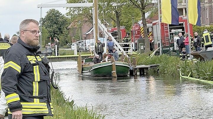 Während des Fehntjer Marktes half Matthias Brunken noch beim Entenrennen – Anfang Juli lädt er mit der Feuerwehr selbst ein. Foto: Dirk Hellmers