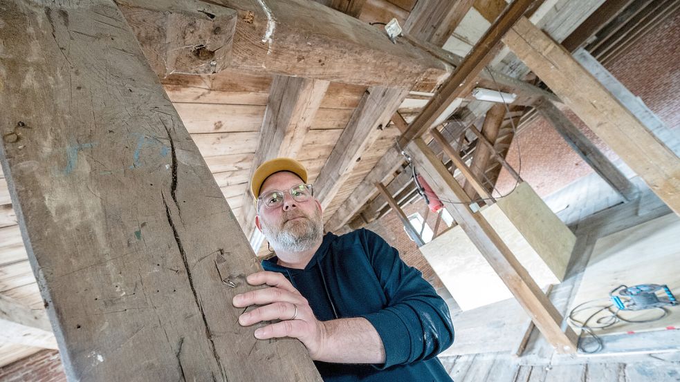 Dirk Strobel hat zusammen mit seinem Bruder Henk das alte Packhaus in Leer in seinen ursprünglichen Zustand zurückversetzt. Foto: Klaus Ortgies