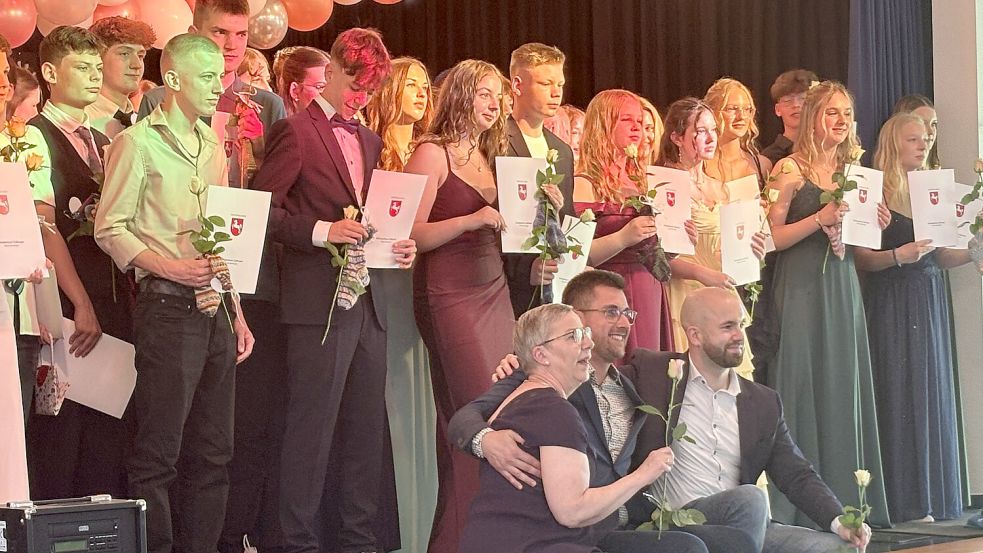 Zum Gruppenbild mit ihren Klassenlehrern stellten sich an diesem Freitag die Schüler der drei Realschulklassen des Schulzentrums Collhusen nach der Zeugnisübergabe zusammen. Foto: Carsten Ammermann