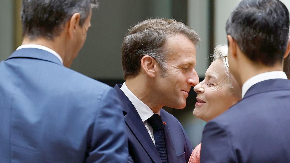 Macron steht an der Seite des Kanzlers. Foto: Geert Vanden Wijngaert