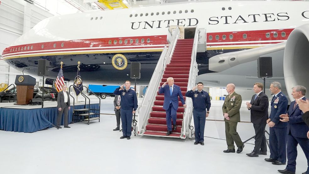 Trump salutiert auf der Gangway des geschenkten Flugzeugs. Foto: Manuel Balce Ceneta