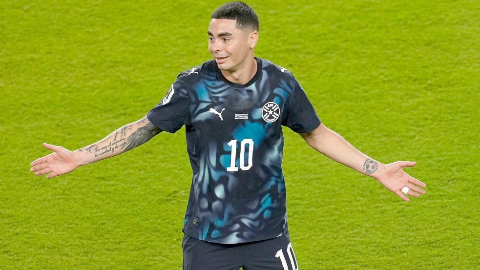 Miguel Almirón hielt sich die Hand vor dem Mund und flog dafür vom Platz. Foto: Jeff Chiu
