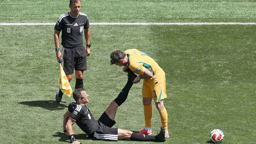 Felix Zwayer (M) bekam Hilfe vom Australier Aiden O’Neill. Foto: Maddy Grassy