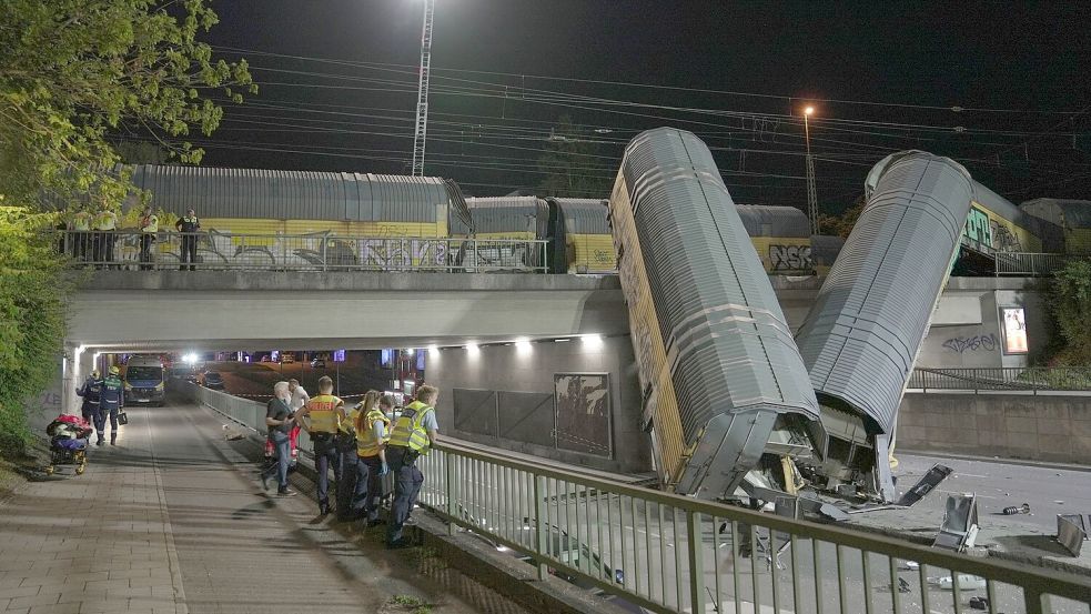 Die Waggons des Güterzugs krachten auf eine Straße. Foto: Ehsan Monajati/dpa