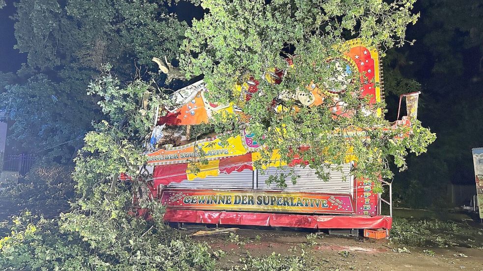 In Uplengen stürzte ein Baum auf einen Wagen eines Schaustellers. Foto: Feuerwehr