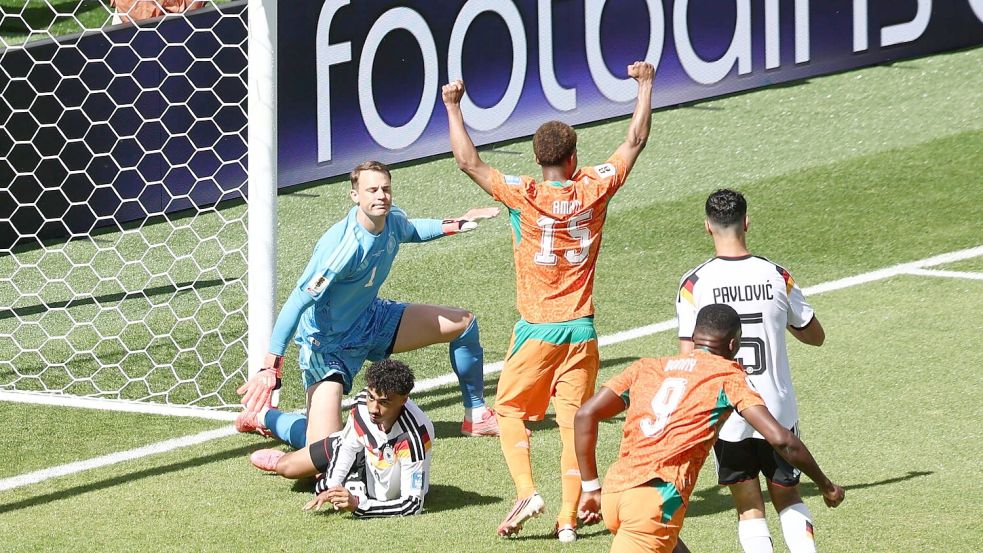 Erste Chance - und gleich ein Tor: Die Elfenbeinküste jubelt über das 1:0. Foto: Christian Charisius/dpa