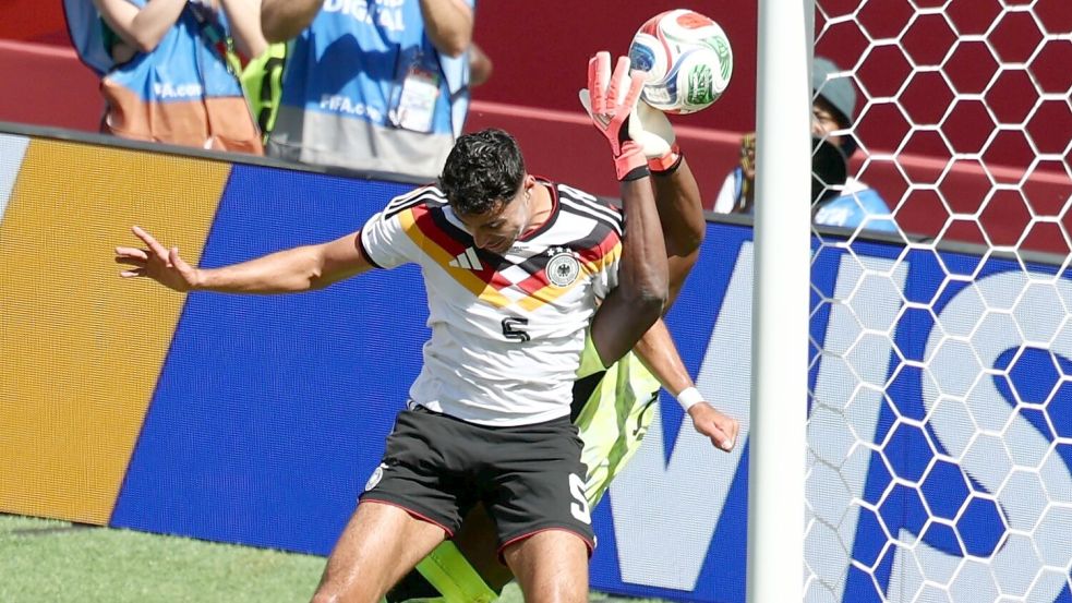 Dieser Pavlovic-Versuch wurde nicht zu einem regulären Treffer. Foto: Christian Charisius/dpa