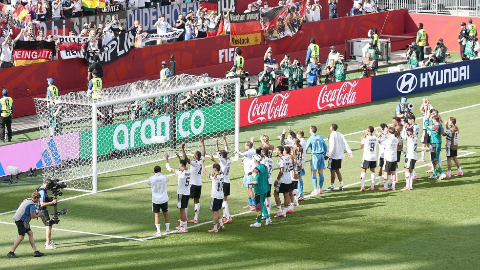 Die deutsche Mannschaft lässt sich feiern. Foto: Christian Charisius/dpa