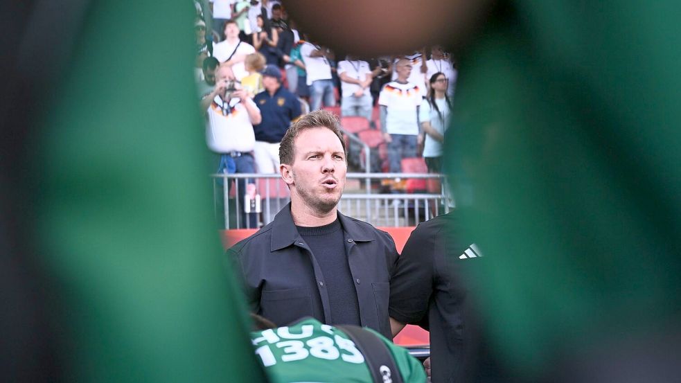 Julian Nagelsmann mag die Situation bei der Nationalhymne mit den Fotografen vor ihm nicht. Foto: Tom Weller/dpa