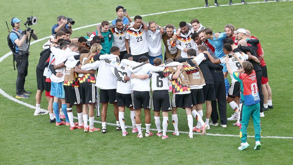 Das DFB-Team feiert den Erfolg in Toronto. Foto: Christian Charisius/dpa