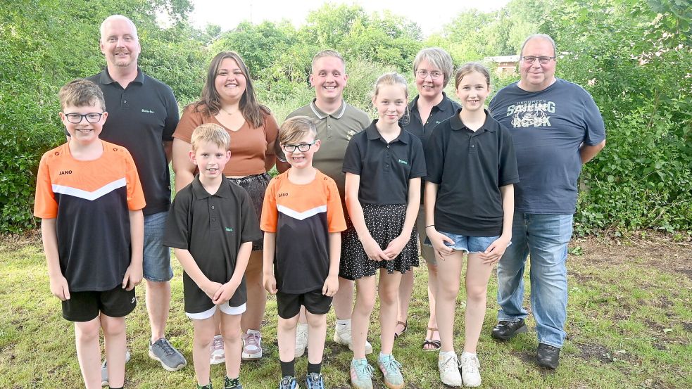Der neue Königsthron des Schützenverein Glansdorf: (obere Reihe von links) 2. Adjutant Sascha Bartels, Schützenkönigin Francesca Castellano, Prinzgemahl Lars Wiepkes, 1. Adjutantin Silvia Meinders, Schützenkaiser Dieter Gerdes sowie (vordere Reihe von links) Jonas Friedrichs (1. Adjutant Schülerkönig), Jonas Bartels (2. Adjutant Schülerkönig), Schülerkönig Ben Friedrichs, Jugendkönigin Hanna Bartels und Gesa Busboom (1. Adjutantin Jugendkönigin). Es fehlt: Mena Focken (2. Adjutantin Jugendkönigin). Foto: Holger Weers