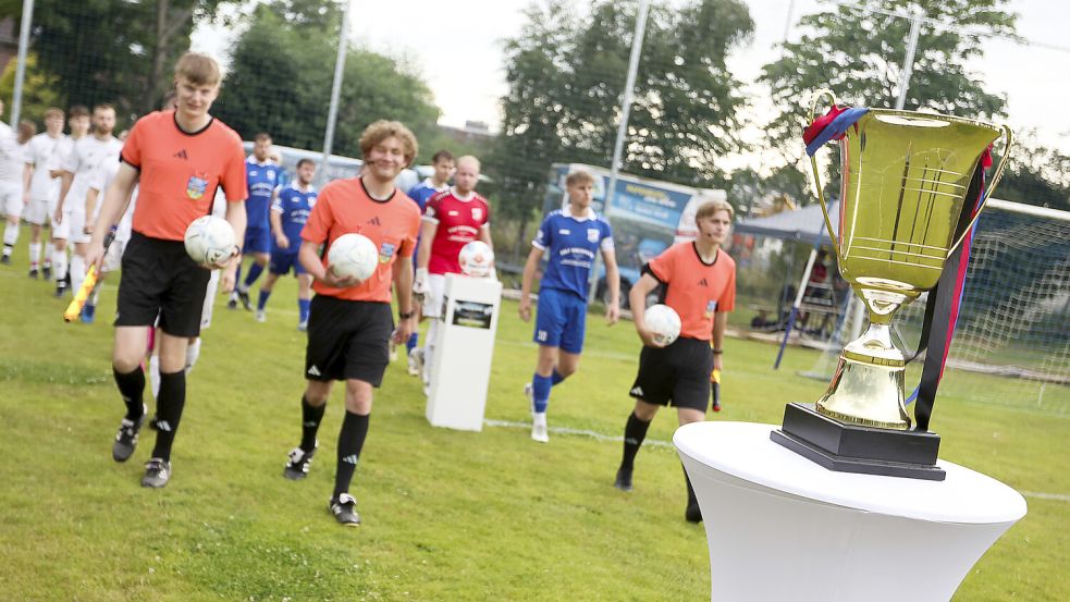 Beim Ostfriesland-Cup geht es längst nicht nur um Prestige und einen großen Pokal. Selbst für die Teilnahme erhalten die Teams mehrere Prämien. Foto: Jens Doden, Emden