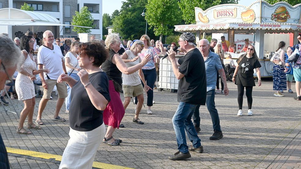Beim Rockkonzert von „Pick Up“ gingen die Musiker zum Teil in die Menge, sehr zur Freude des tanzwütigen Publikums. Foto: Holger Weers
