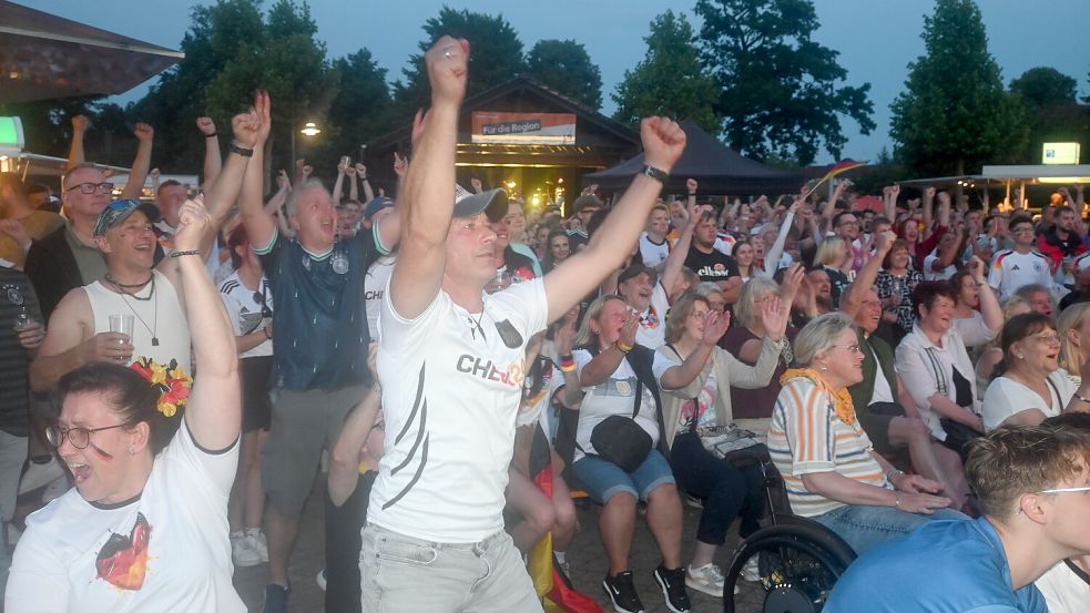 Nach dem 2:1-Siegtreffer von Deniz Undav, zum 2:1-Sieg der Deutschen Nationalmannschaft gegen die Elfenbeinküste, kannte der Jubel bei den über 2.000 Fußballfans auf dem Rhauderfehner Marktplatz keine Grenzen mehr. Fotos: Holger Weers
