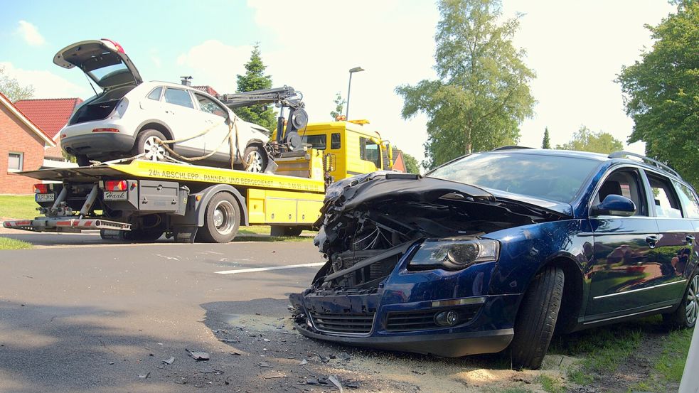 Beide Wagen mussten nach dem Unfall abgeschleppt werden. Foto‘: Daniel Grüneke