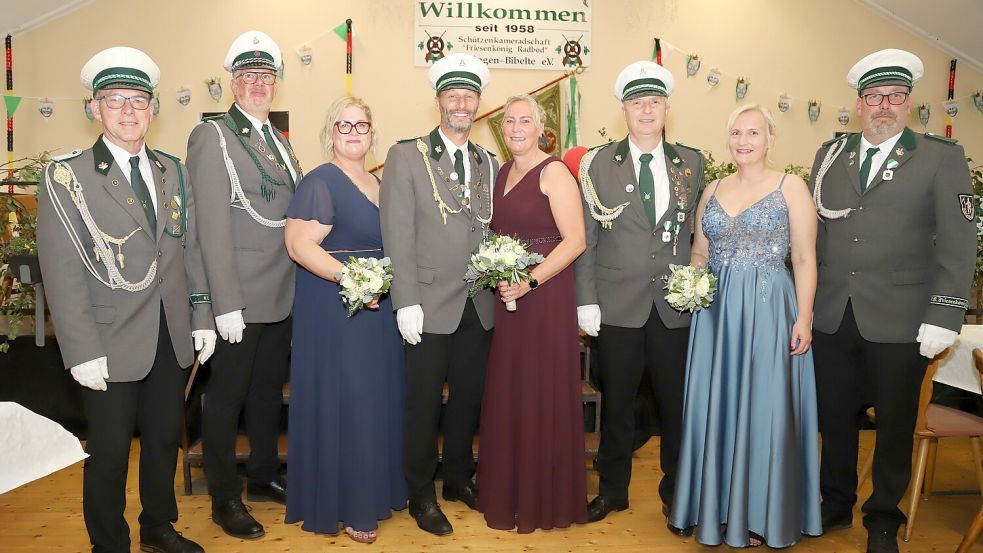 Der Königsthron der Schützenkameradschaft Radbod Friesenkönig Bollingen-Bibelte (v.li.): Günther Albers, Christian Schwarzien, Carina Arens-Schwarzien, Wilfried Harms, Christina Harmes, Hans Peter Walker, Birgit Walker, Christian Remmers. Fotos: Hans Passmann
