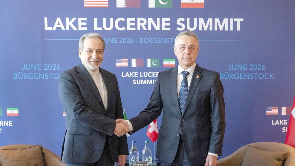 Der Schweizer Außenminister Ignazio Cassis traf sich mit seinem iranischen Amtskollegen Abbas Araghtschi Foto: Urs Flueeler