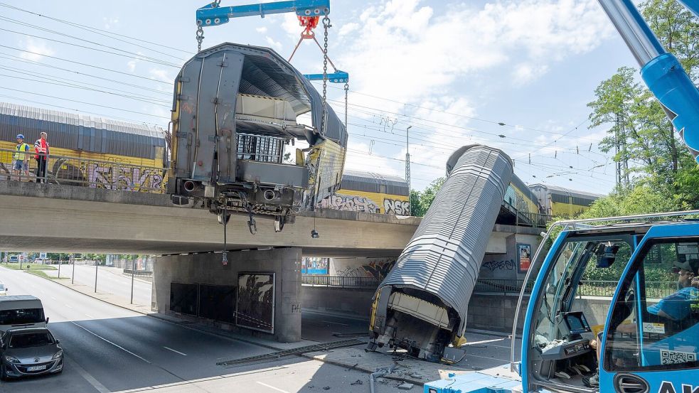 Die Räumung der Unfallstelle lief schneller als gedacht. Foto: Stefan Puchner/dpa