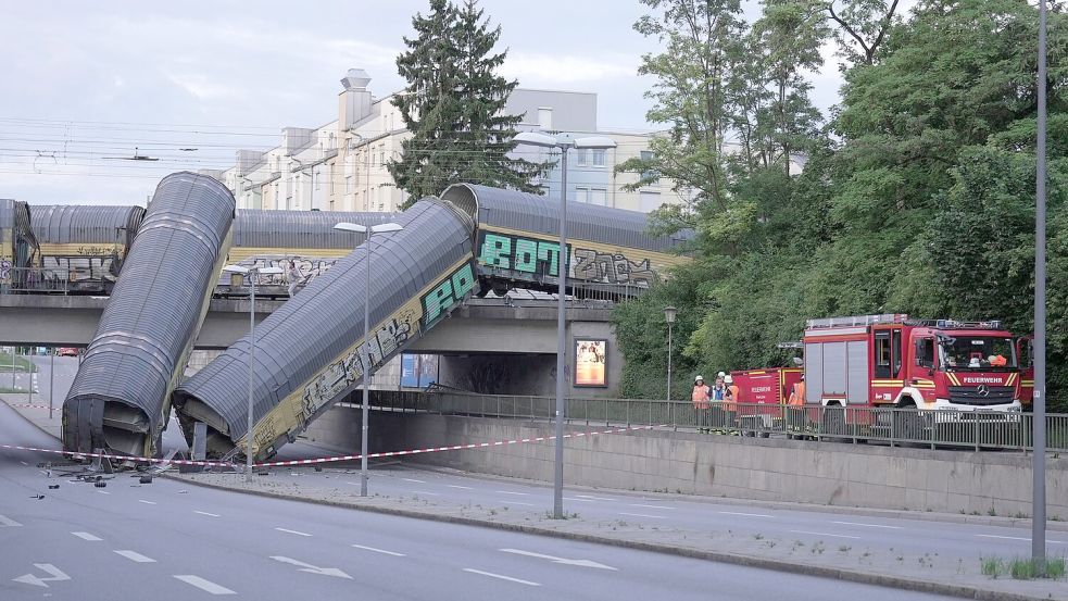 Auf der Eisenbahnbrücke, wo die Gleise über eine Weichenverbindung zusammengeführt werden, soll ein Güterzug auf das Gleis mit dem anderen Zug geleitet worden sein. Foto: Ehsan Monajati/dpa