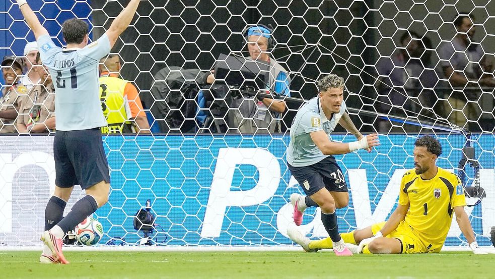 Maxi Araujo (M) jubelt über sein Tor zum 1:1 für Uruguay. Foto: Rebecca Blackwell
