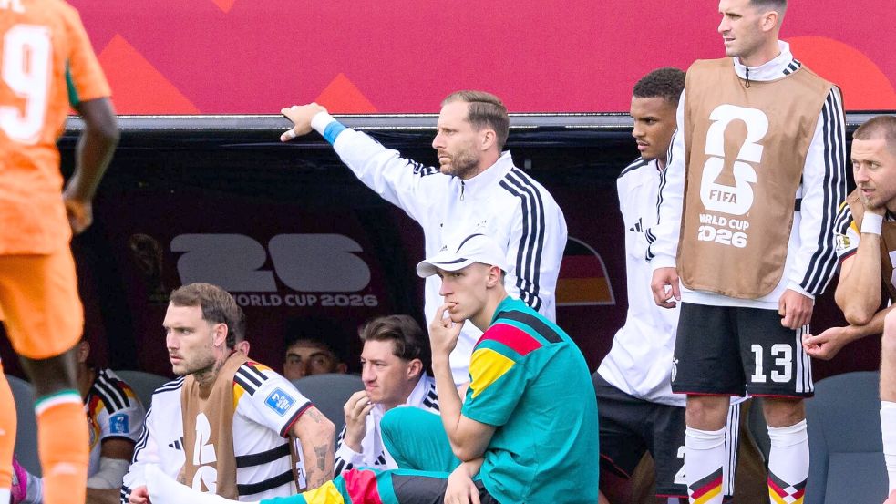 Nico Schlotterbeck (sitzend) hat sich im Spiel gegen die Elfenbeinküste verletzt. Foto: Tom Weller
