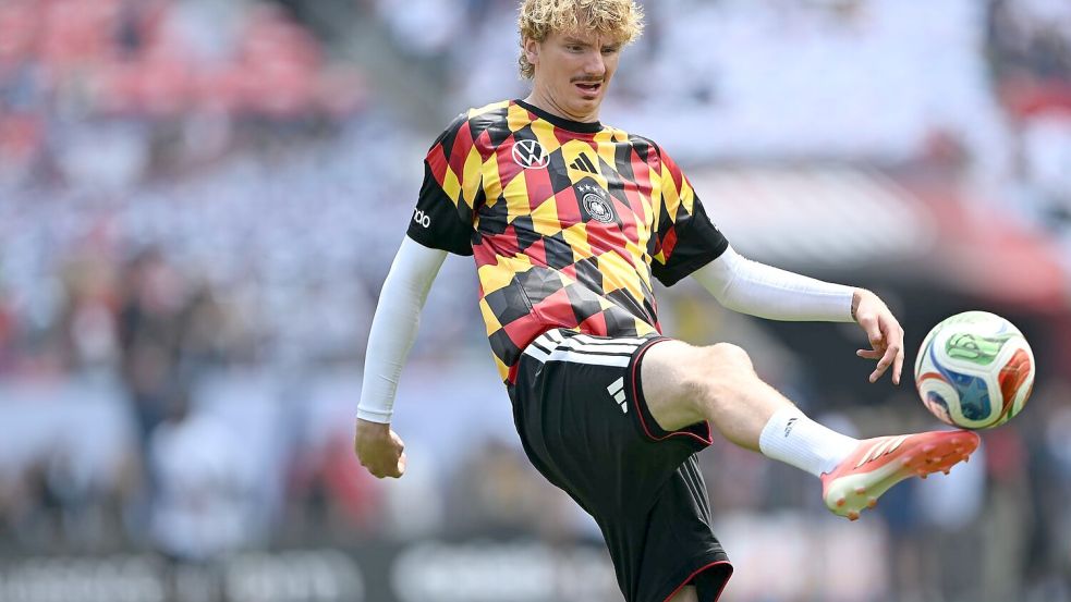 Nick Woltemade durfte sich bislang nur aufwärmen bei den WM-Spielen. Er würde gerne mal Joker-Rolle von Deniz Undav übernehmen. (Archivbild) Foto: Federico Gambarini/dpa